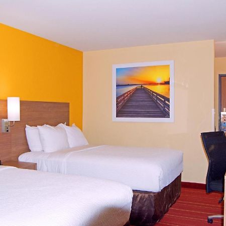 Days Inn By Wyndham Marquette Exteriör bild