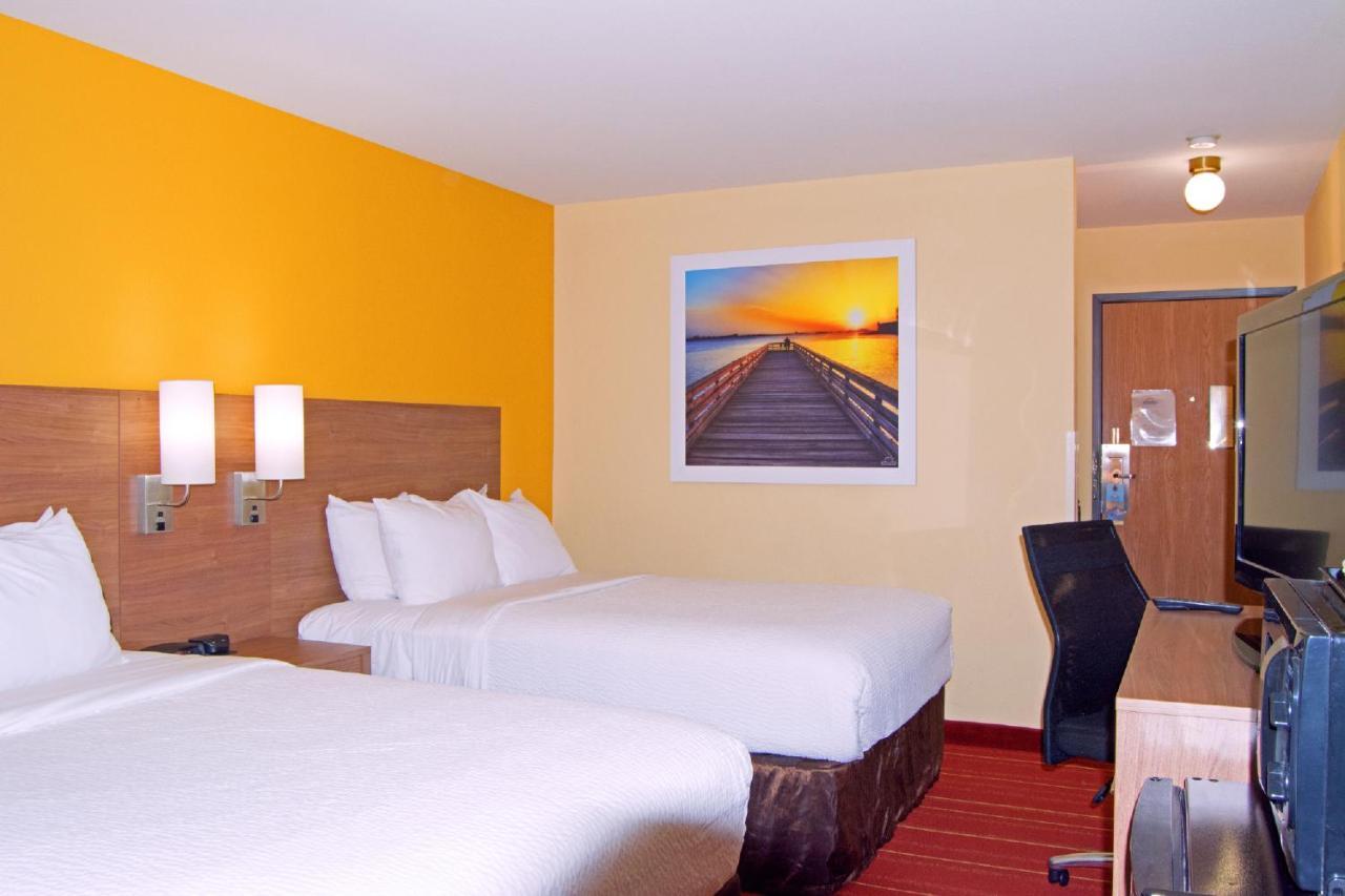 Days Inn By Wyndham Marquette Exteriör bild