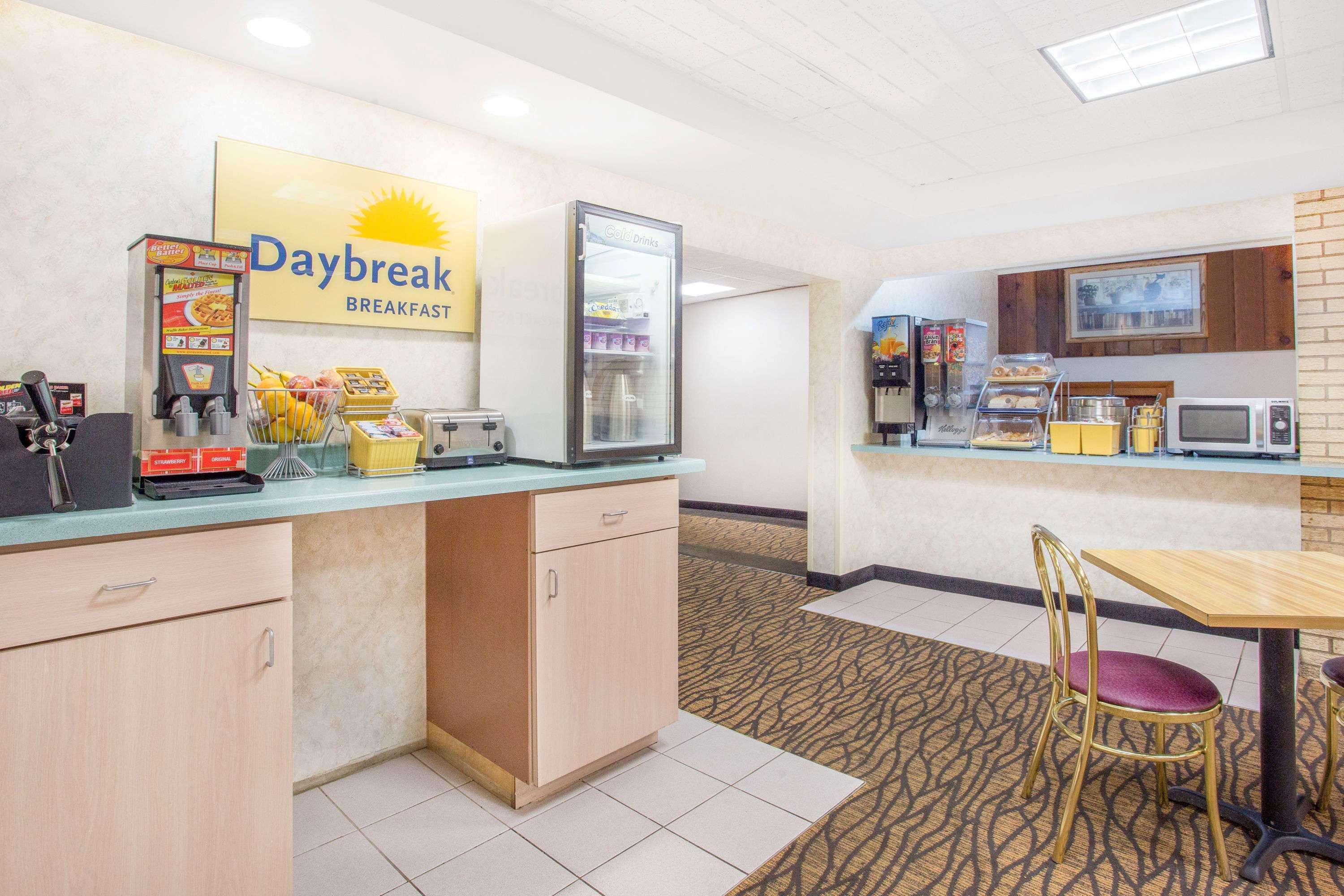 Days Inn By Wyndham Marquette Exteriör bild
