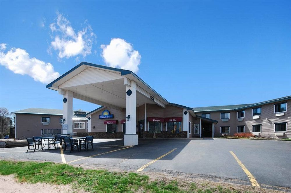 Days Inn By Wyndham Marquette Exteriör bild